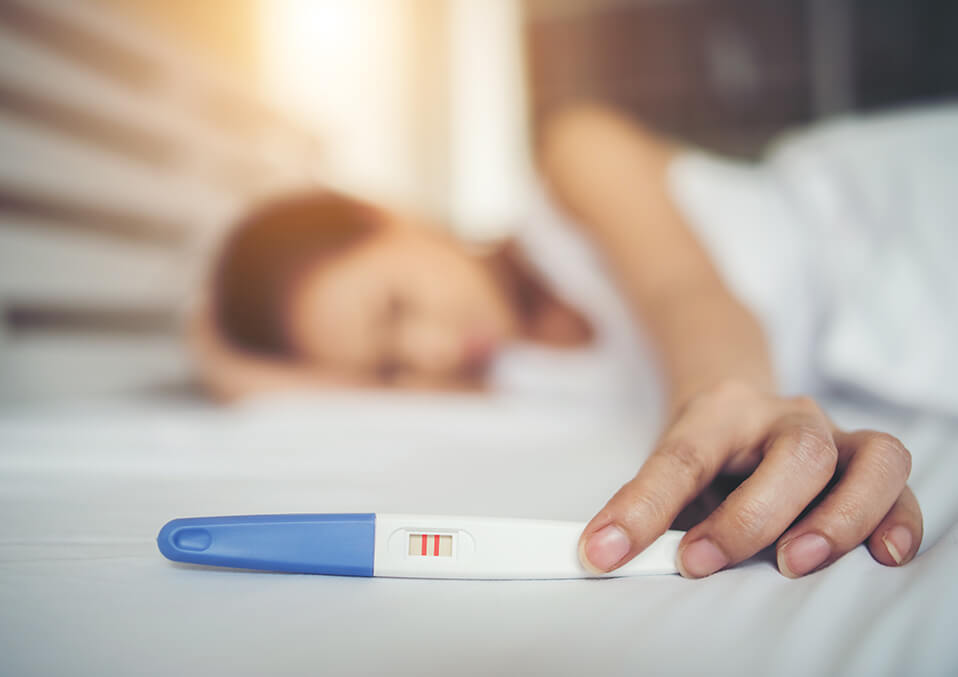 woman holding the pregnancy test